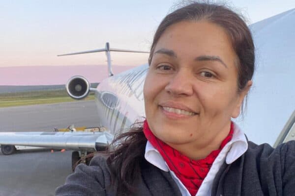 Comissária arremessada a mais de 100 metros do avião é encontrada viva presa ao assento