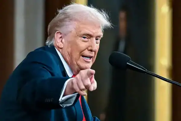 Conflito no Irã faz preço do petróleo disparar e dólar retomar alta