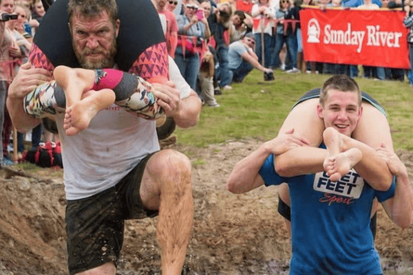 Torneio Mundial de Carregamento de Esposas acontece em Sonkajärvi, na Finlândia