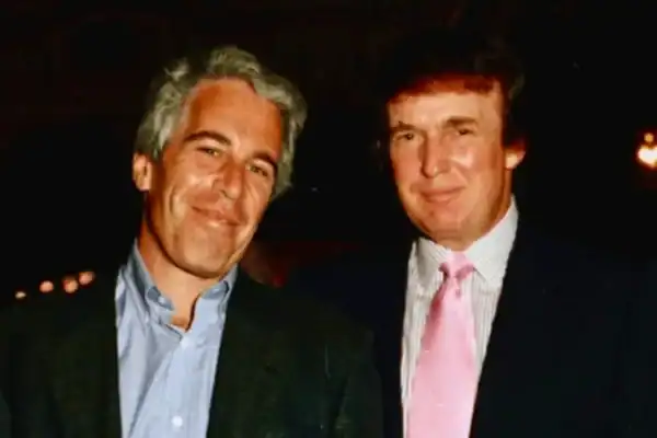 Ocasio-Cortez diz que Trump usou ataque ao Irã para desviar atenção dos arquivos Epstein