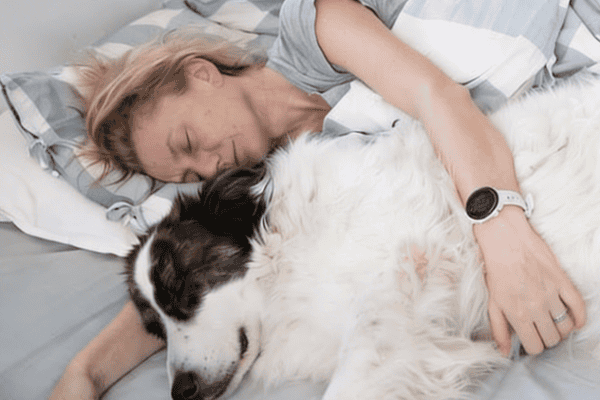 Dormir com seus pets pode oferecer conforto e segurança, mas também atrapalhar o sono