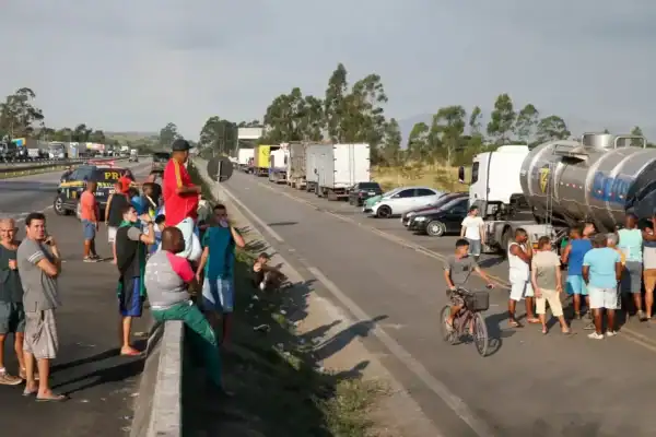 Alta no preço do diesel faz caminhoneiros ameaçarem greve nos próximos dias