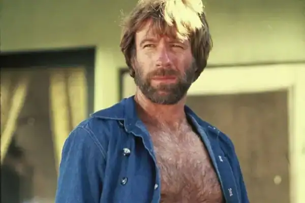 Ator e artista marcial Chuck Norris morre aos 86 anos após emergência no Havaí