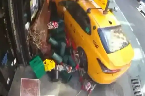 Táxi desgovernado atinge duas mulheres em calçada de Manhattan; vítimas saem ilesas