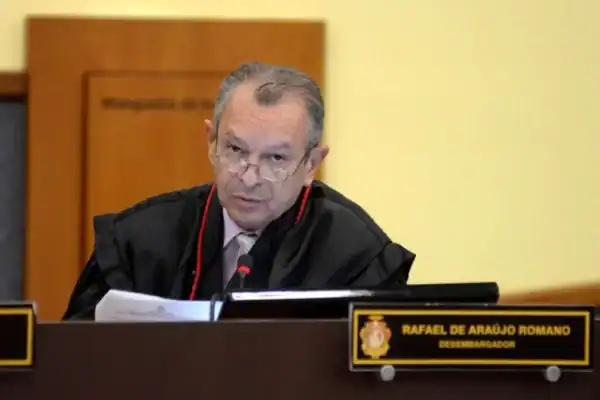 Ex-desembargador condenado por estupro de vulnerável se entrega à polícia