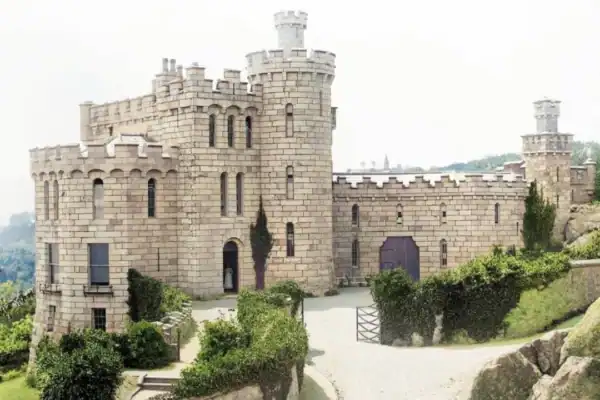 Enya adota estilo de vida reservado em castelo na Irlanda ao lado de 12 gatos