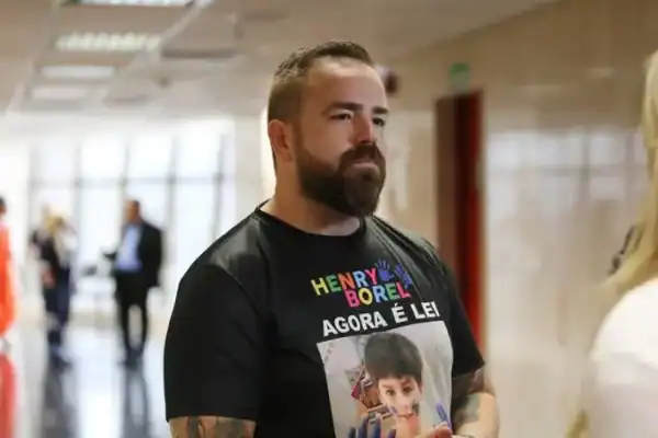 Leniel Borel chora ao chegar para julgamento e exige respostas: ‘Condenação é o mínimo’