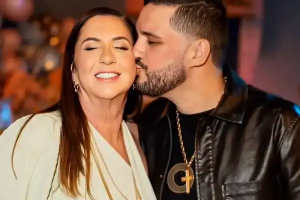 Após separação, mãe de Virginia é vista em jantar com ex e reacende rumores de reconciliação