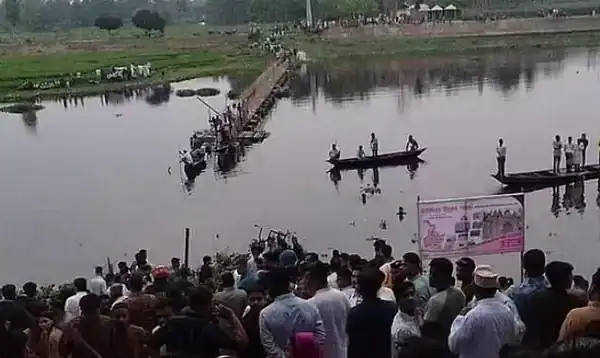 Ponte superlotada desaba em Bangladesh e mata quatro crianças