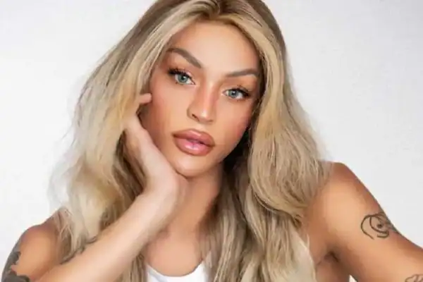 Pabllo Vittar surge nua e incendeia a web em fotos ousadas