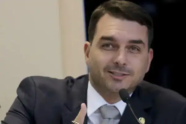 Internet reage à pré-campanha de Flávio Bolsonaro com estratégia inusitada