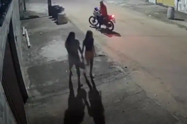 Câmeras registram adolescente assediada e reação surpreendente da mãe