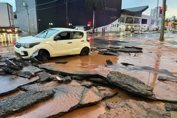 Vídeo registra resgate impressionante de idoso em enchente provocada por temporal