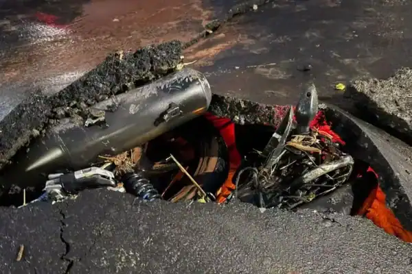 Moto é ‘engolida’ pelo asfalto após temporal em Bauru