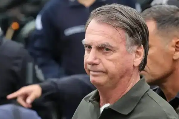 Prisão domiciliar de Bolsonaro gera apreensão sobre impacto na campanha de Flávio Bolsonaro