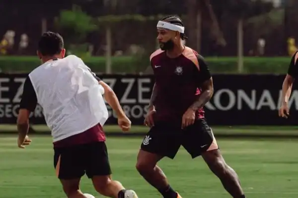 Memphis Depay é processado por atitude inusitada em praia de Salvador