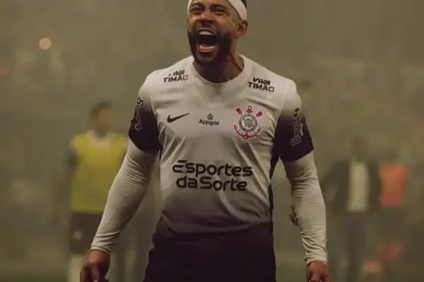 Memphis Depay é denunciado no STJD por usar celular em jogo contra o Flamengo