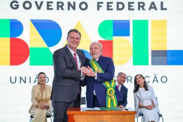 Para livrar Lulinha da prisão, Lula exonera ministro da Agricultura e reforça base