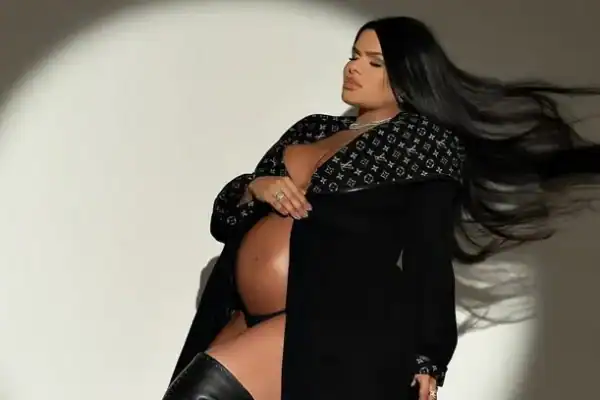 Influenciadora grávida do ex-zagueiro do Corinthians é proibida de mencioná-lo