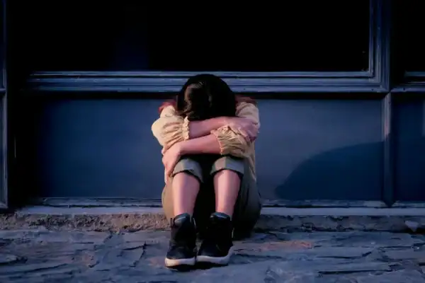 IBGE aponta que meninas de 13 a 17 anos têm mais tristeza que meninos; entenda