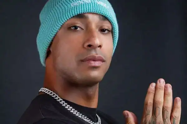 Modelo acusa Pedro Mussum Neto de golpe ‘boa noite, Cinderela’ e furto de R$ 15 mil