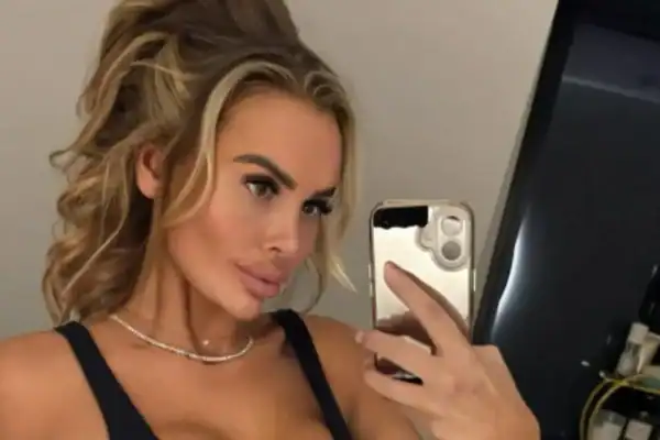 Influenciadora britânica compartilha foto ao lado do caixão da filha e choca internautas