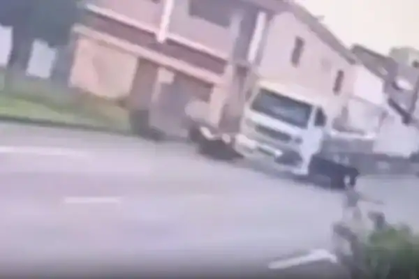 “Influencer do grau” fica gravemente ferido ao ser atingido por caminhão durante fuga da PM