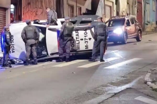 Viatura da PM capota na Zona Sul de SP ao desviar de carro na contramão