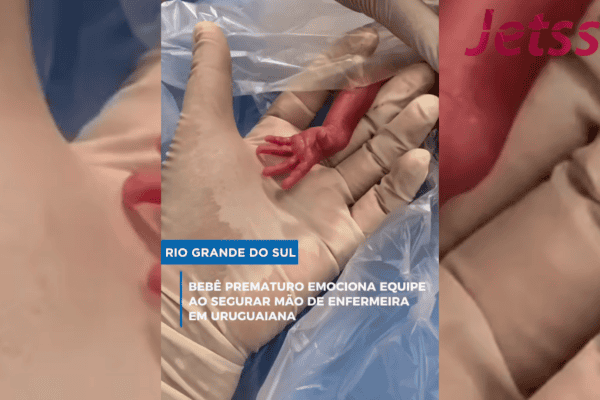 Bebê prematuro emociona equipe ao segurar mão de enfermeira em Uruguaiana