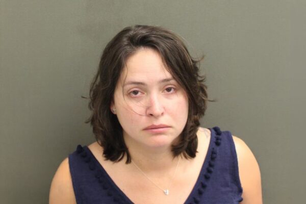 Brasileira joga café em idosa cadeirante na Disney e pode pegar até 5 anos de prisão na Flórida