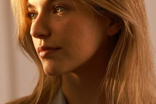 Brasileira sobrevive após ficar horas sob corpos em massacre e relato impressiona: “Vou morrer como uma judia”