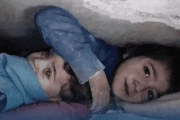 Heroína! Menina protege irmão com o próprio corpo durante 17h sob escombros