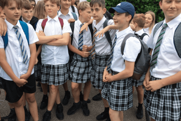 Escola proíbe meninos de usarem bermuda durante onda de calor, e eles reagem indo de saia
