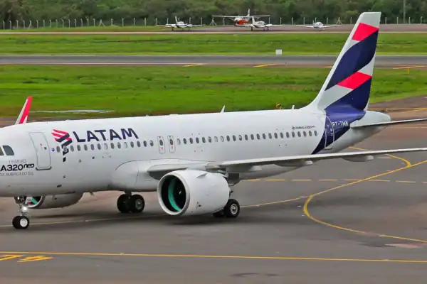 Latam interrompe voo prestes a decolar após suspeita de vazamento de óleo