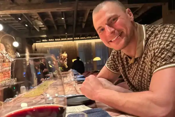 Modelo e estrela de reality show Konrad Bien-Stephen morre aos 35 anos