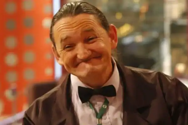 Marquito, internado após acidente de moto, recebe visita da mãe