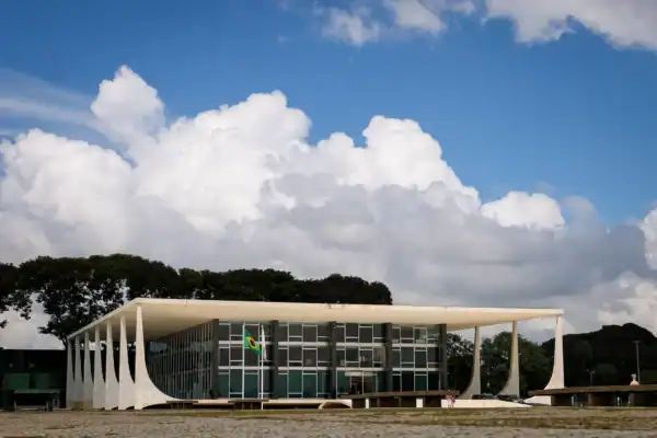 STF impõe 14 anos de prisão a homem por financiar atos de 8 de janeiro com Pix