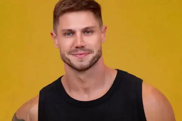 Ex-BBB Jonas Sulzbach se envolve em acidente de carro; veja danos no veículo