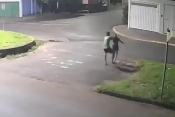 Mulher é perseguida pelo ex e morta com 30 facadas em via pública