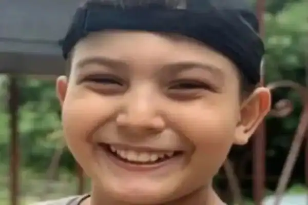 Menino autista de 12 anos desaparecido é achado morto em área de esgoto