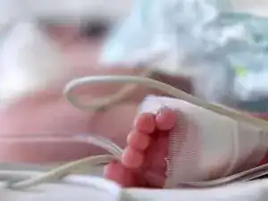 Recém-nascida de 15 dias morre após beijo; entenda o caso