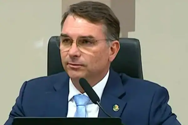 Flávio Bolsonaro revela problemas de saúde do pai: ‘podia ter sido encontrado morto’