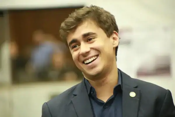 Ao lado de Flávio, Nikolas reconhece diferenças e defende união
