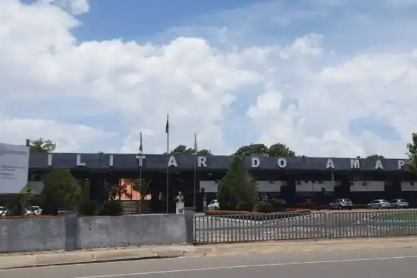 Homem mantém funcionária de creche refém e transmite crime ao vivo