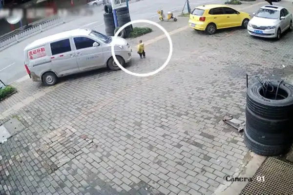 Bebê atropelado por minivan em Hunan surpreende ao escapar com ferimentos leves
