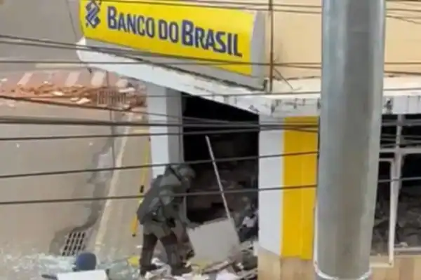 Grupo armado explode agência bancária em ataque e incendia veículos na fuga