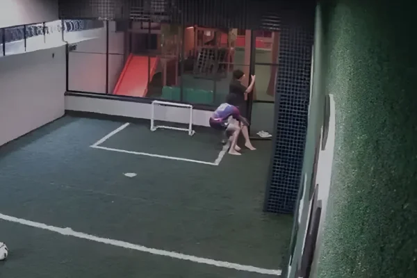 Vídeo mostra adolescente salvando amigo após descarga elétrica em condomínio