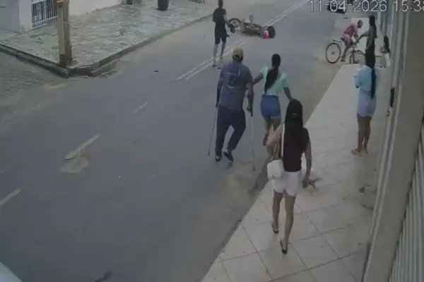 Motociclista sem CNH atropela criança de 3 anos e reprova no teste do bafômetro; vídeo