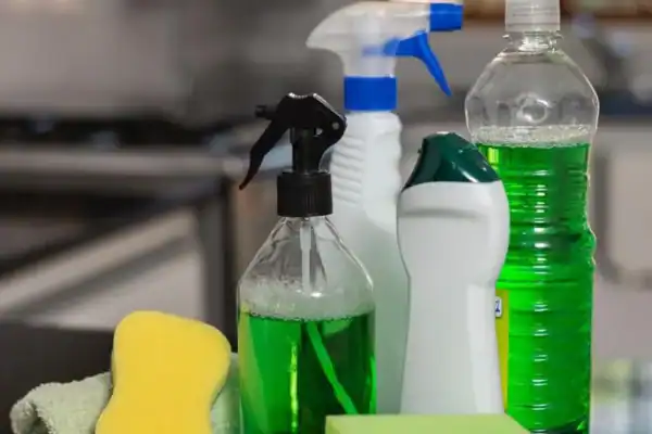 Morte de mulher após misturar produtos de limpeza evidencia riscos fatais na faxina