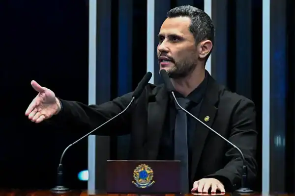 Senador Cleitinho classifica Bolsonaro como ‘preso político’ e questiona Alexandre de Moraes